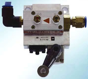 霓達自動工具交換裝置內部裝有彈簧，它被設計成萬一氣源斷開彈簧就能發生作用繼續保持住連接力。因此，在一般的使用過程中脫落/落下的情況是不會發生的。但是，在連接過程中如果發生了如下不可預測的事態，工具側便有發生脫落/落下的可能，本產品是針對這種情況而開發設計而成的。本產品為可選擇配件。